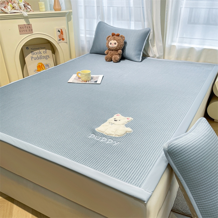 91家纺网 家纺一手货源 找家纺 喜居 2025新款中分子小奶汪刺绣凉席PE凉席 小奶汪-蓝