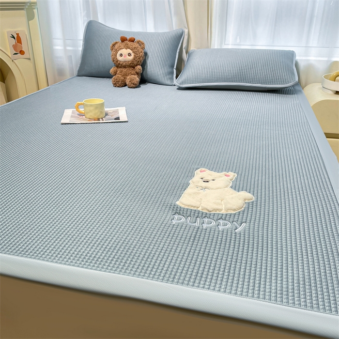 91家纺网 家纺一手货源 找家纺 喜居 2025新款中分子小奶汪刺绣凉席PE凉席 小奶汪-蓝