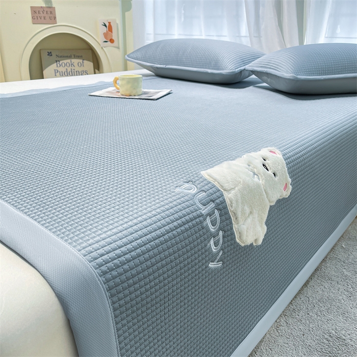 91家纺网 家纺一手货源 找家纺 喜居 2025新款中分子小奶汪刺绣凉席PE凉席 小奶汪-蓝