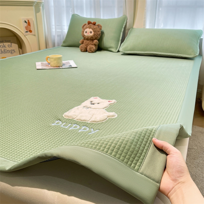 91家纺网 家纺一手货源 找家纺 喜居 2025新款中分子小奶汪刺绣凉席PE凉席 小奶汪-绿