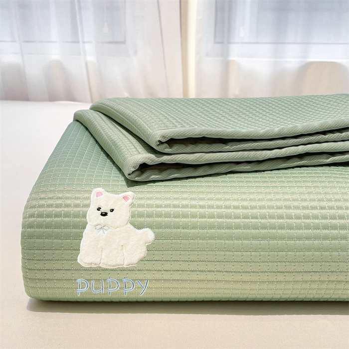 91家纺网 家纺一手货源 找家纺 喜居 2025新款中分子小奶汪刺绣凉席PE凉席 小奶汪-绿