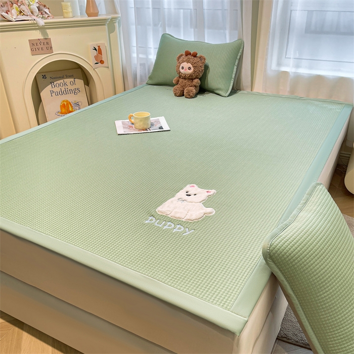 91家纺网 家纺一手货源 找家纺 喜居 2025新款中分子小奶汪刺绣凉席PE凉席 小奶汪-绿