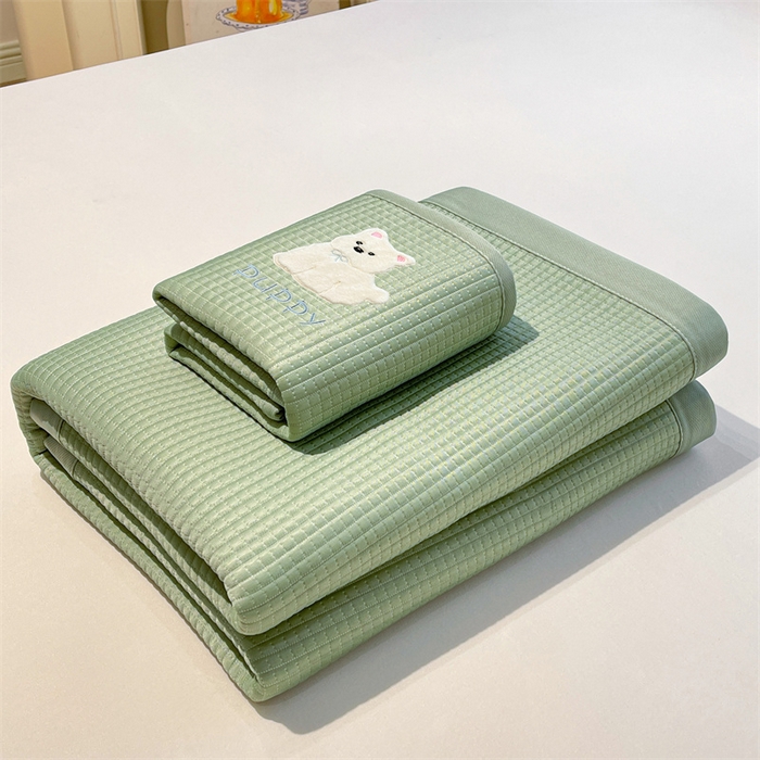 91家纺网 家纺一手货源 找家纺 喜居 2025新款中分子小奶汪刺绣凉席PE凉席 小奶汪-绿