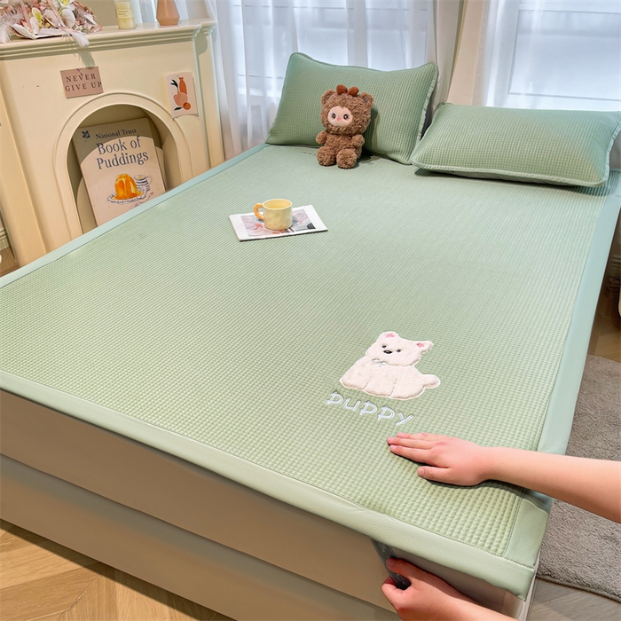 91家纺网 家纺一手货源 找家纺 喜居 2025新款中分子小奶汪刺绣凉席PE凉席 小奶汪-绿