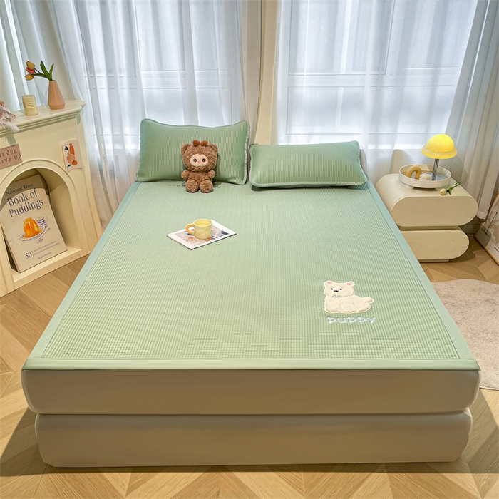 91家纺网 家纺一手货源 找家纺 喜居 2025新款中分子小奶汪刺绣凉席PE凉席 小奶汪-绿