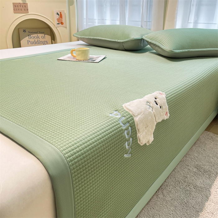 91家纺网 家纺一手货源 找家纺 喜居 2025新款中分子小奶汪刺绣凉席PE凉席 小奶汪-绿