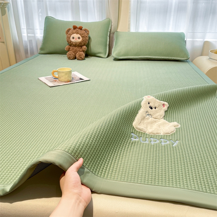 91家纺网 家纺一手货源 找家纺 喜居 2025新款中分子小奶汪刺绣凉席PE凉席 小奶汪-绿