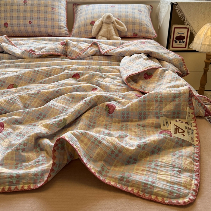 91家纺网 家纺一手货源 找家纺 星巴k家纺 2025新款春夏云感双层纱A类母婴级三角针夏被贝壳边夏凉被贝壳绣【可提供买家秀】 贝壳绣-草莓甜心