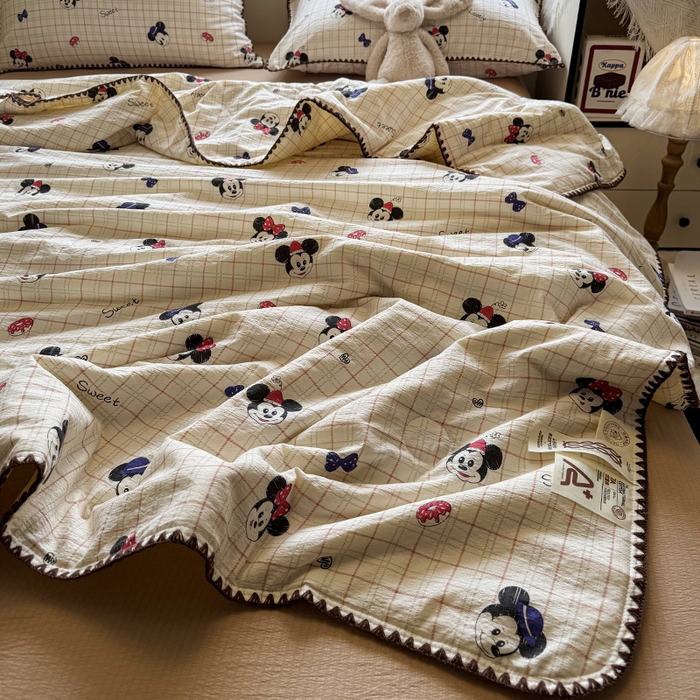 91家纺网 家纺一手货源 找家纺 星巴k家纺 2025新款春夏云感双层纱A类母婴级三角针夏被贝壳边夏凉被贝壳绣【可提供买家秀】 贝壳绣-格子米奇