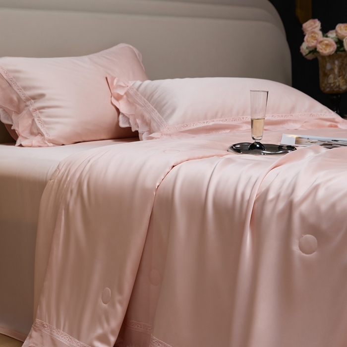 91家纺网 家纺一手货源 找家纺 时亿家居 2025新款80s兰精天丝夏被四件套 爱丽丝 爱丽丝 芽粉