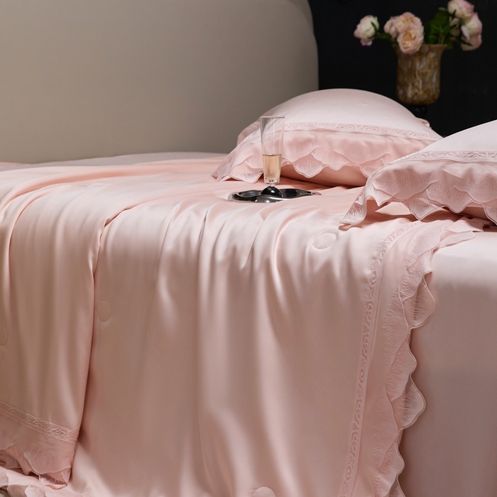 91家纺网 家纺一手货源 找家纺 时亿家居 2025新款80s兰精天丝夏被四件套 爱丽丝 爱丽丝 芽粉