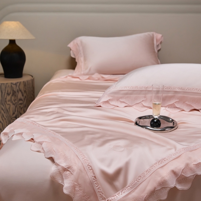 91家纺网 家纺一手货源 找家纺 时亿家居 2025新款80s兰精天丝夏被四件套 爱丽丝 爱丽丝 芽粉