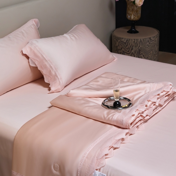 91家纺网 家纺一手货源 找家纺 时亿家居 2025新款80s兰精天丝夏被四件套 爱丽丝 爱丽丝 芽粉