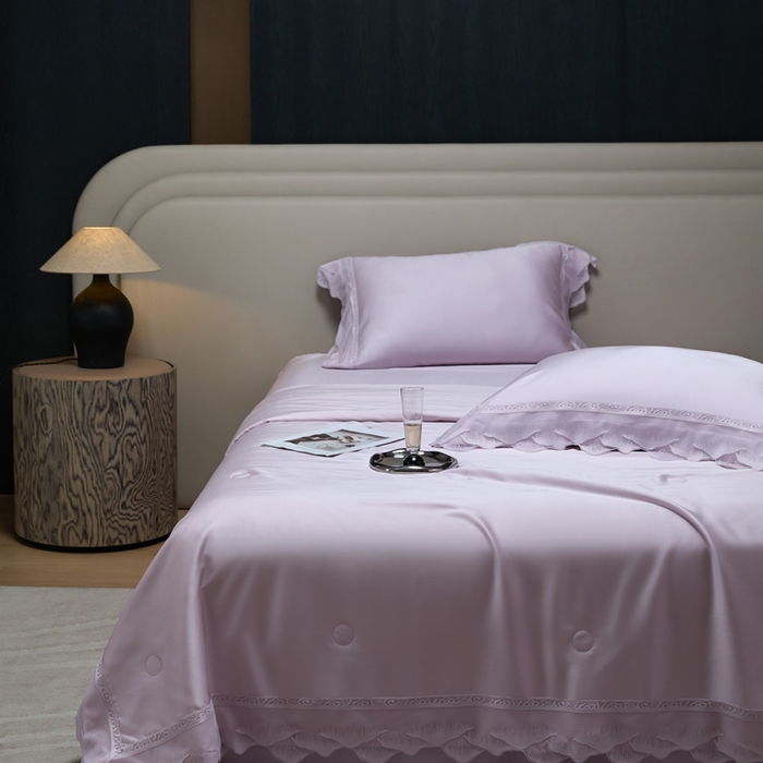 91家纺网 家纺一手货源 找家纺 时亿家居 2025新款80s兰精天丝夏被四件套 爱丽丝 爱丽丝 紫