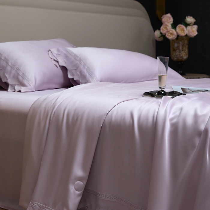 91家纺网 家纺一手货源 找家纺 时亿家居 2025新款80s兰精天丝夏被四件套 爱丽丝 爱丽丝 紫