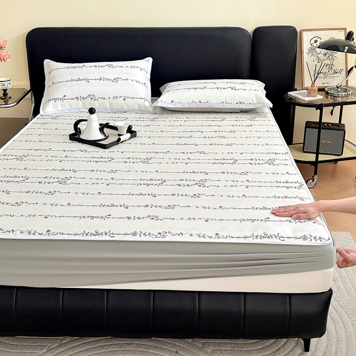 91家纺网 家纺一手货源 找家纺 绒艺席业 2025新款赫本风印花凉席席子系列床笠款 昨日情书