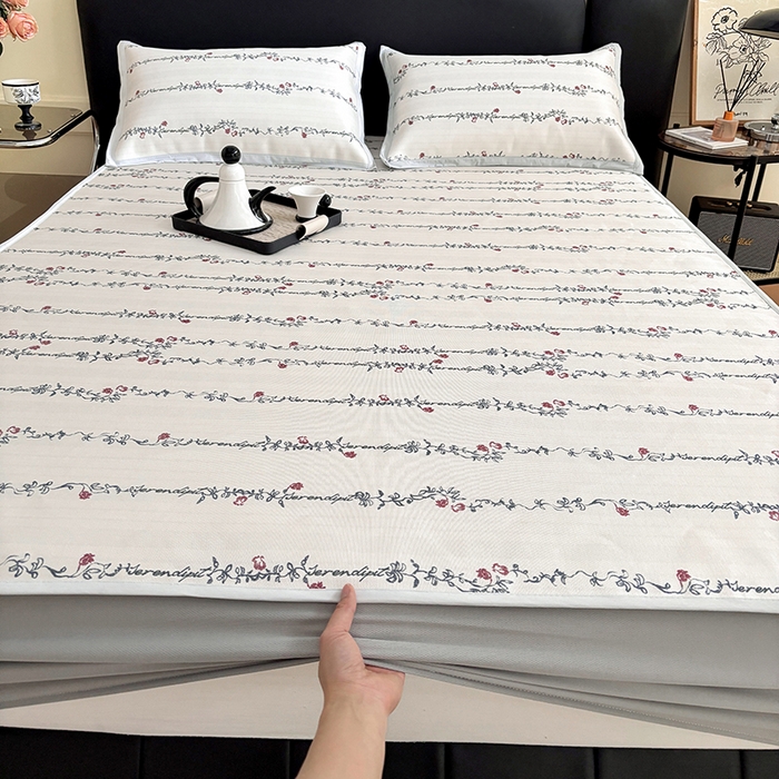 91家纺网 家纺一手货源 找家纺 绒艺席业 2025新款赫本风印花凉席席子系列床笠款 昨日情书