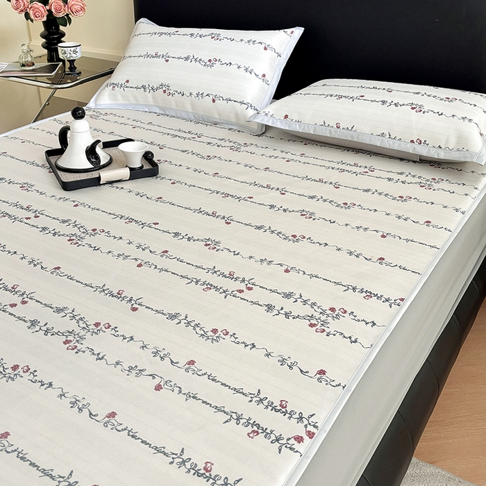 91家纺网 家纺一手货源 找家纺 绒艺席业 2025新款赫本风印花凉席席子系列床笠款 昨日情书