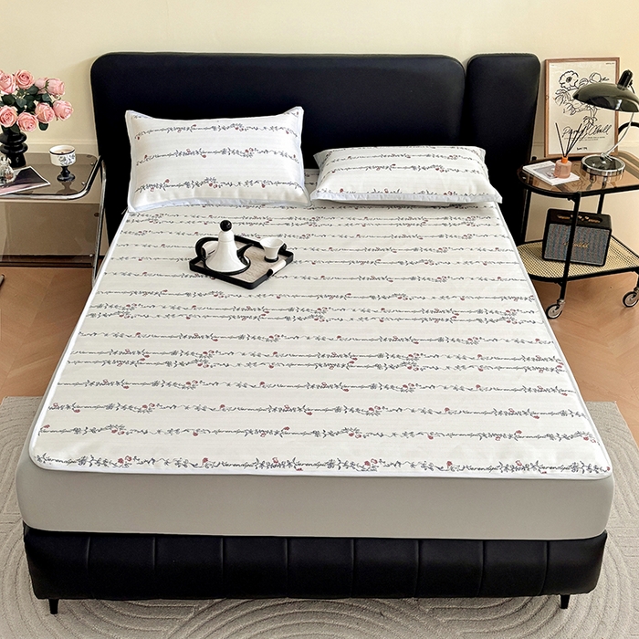 91家纺网 家纺一手货源 找家纺 绒艺席业 2025新款赫本风印花凉席席子系列床笠款 昨日情书