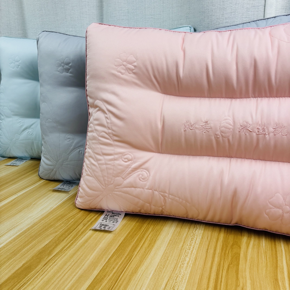 91家纺网 家纺一手货源 找家纺 露函家居 2025新款沁柔冰丝护颈枕 枕头枕芯 灰色