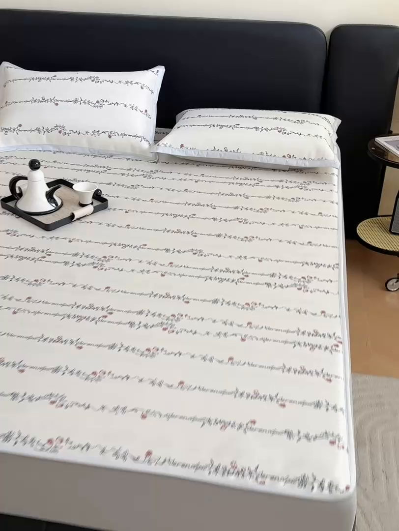 91家纺网 家纺一手货源 找家纺 绒艺席业 2025新款赫本风印花凉席席子系列床笠款 昨日情书