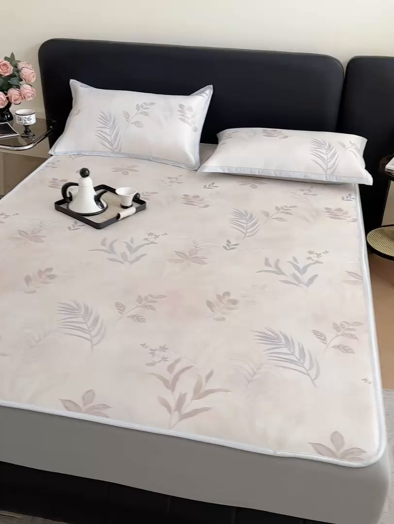 91家纺网 家纺一手货源 找家纺 绒艺席业 2025新款赫本风印花凉席席子系列床笠款 花影晚风