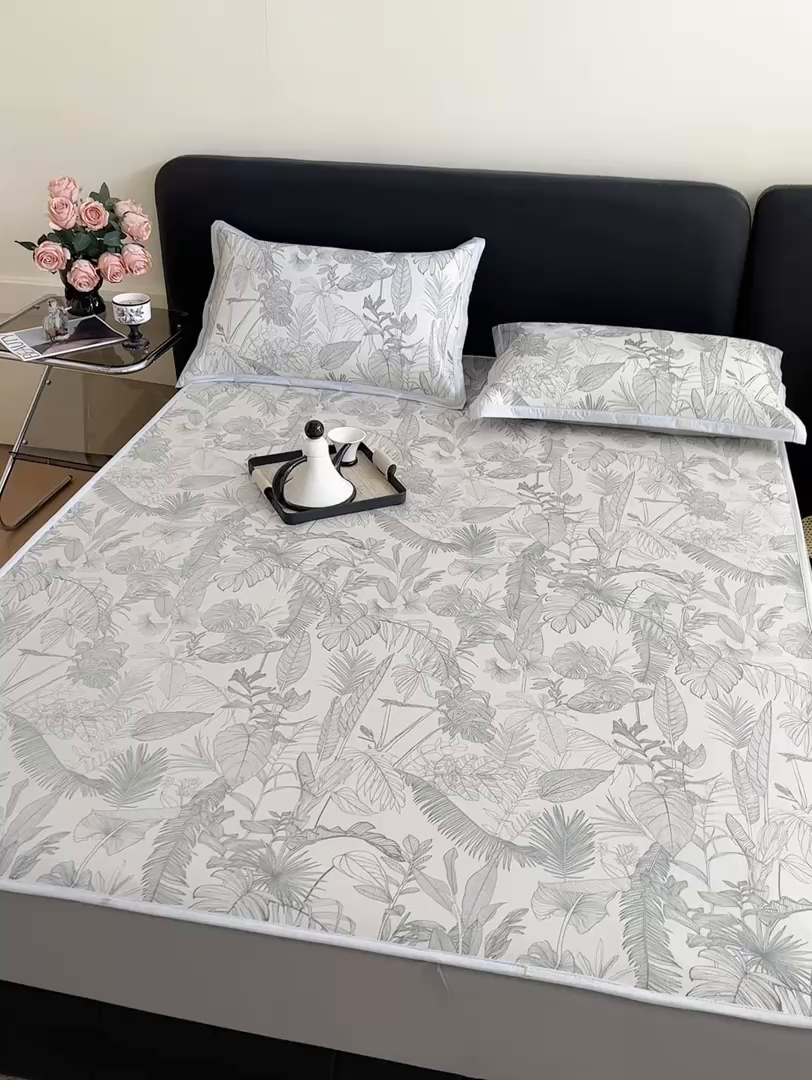 91家纺网 家纺一手货源 找家纺 绒艺席业 2025新款赫本风印花凉席席子系列床笠款 半暮之梦