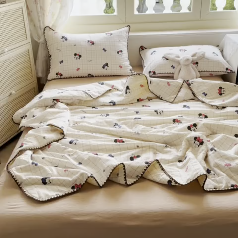 91家纺网 家纺一手货源 找家纺 星巴k家纺 2025新款春夏云感双层纱A类母婴级三角针夏被贝壳边夏凉被贝壳绣【可提供买家秀】 贝壳绣-格子米奇