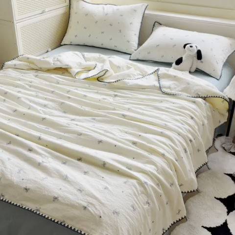 91家纺网 家纺一手货源 找家纺 星巴k家纺 2025新款春夏云感双层纱A类母婴级三角针夏被贝壳边夏凉被贝壳绣【可提供买家秀】 贝壳绣-蝴蝶结蓝