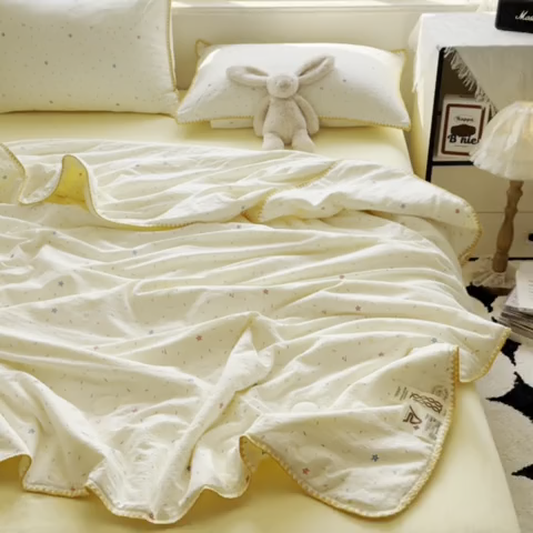 91家纺网 家纺一手货源 找家纺 星巴k家纺 2025新款春夏云感双层纱A类母婴级三角针夏被贝壳边夏凉被贝壳绣【可提供买家秀】 贝壳绣-蜡笔画