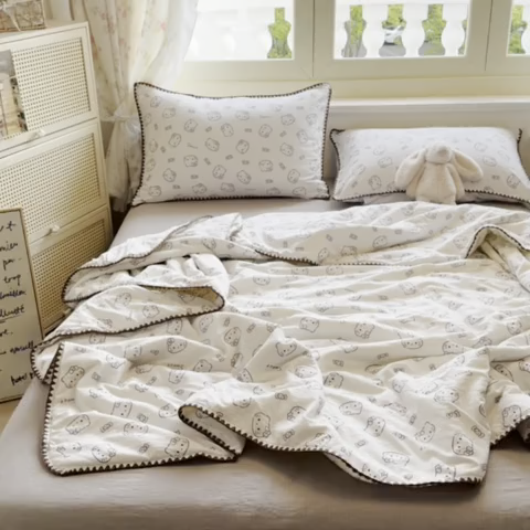 91家纺网 家纺一手货源 找家纺 星巴k家纺 2025新款春夏云感双层纱A类母婴级三角针夏被贝壳边夏凉被贝壳绣【可提供买家秀】 贝壳绣-猫咪恋人