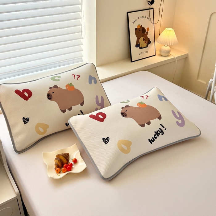 91家纺网 家纺一手货源 找家纺 蘭菲家纺 2025新款凉感丝卡皮巴拉凉席 皮小萌