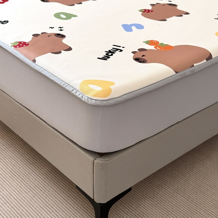 91家纺网 家纺一手货源 找家纺 蘭菲家纺 2025新款凉感丝卡皮巴拉凉席 皮小萌