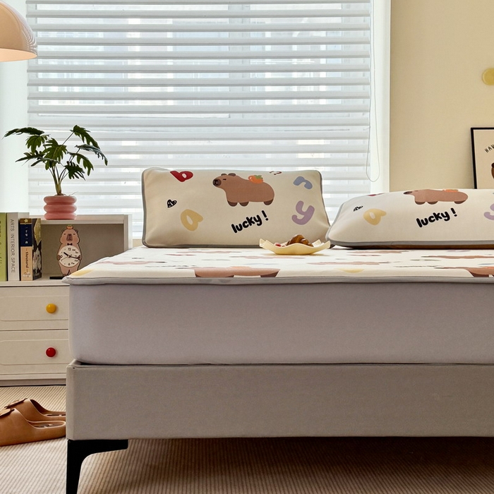 91家纺网 家纺一手货源 找家纺 蘭菲家纺 2025新款凉感丝卡皮巴拉凉席 皮小萌