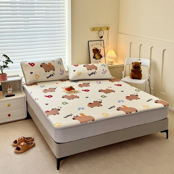 91家纺网 家纺一手货源 找家纺 蘭菲家纺 2025新款凉感丝卡皮巴拉凉席 皮小萌