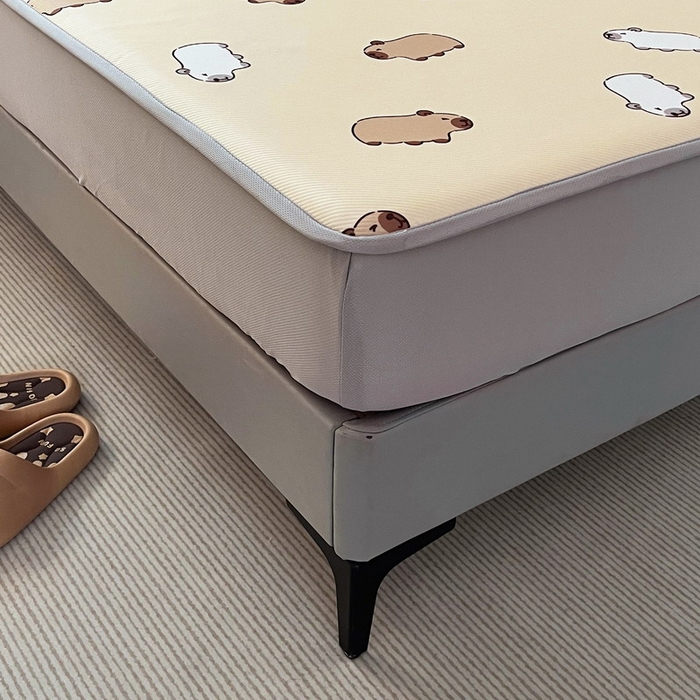 91家纺网 家纺一手货源 找家纺 蘭菲家纺 2025新款凉感丝卡皮巴拉凉席 小奶豚