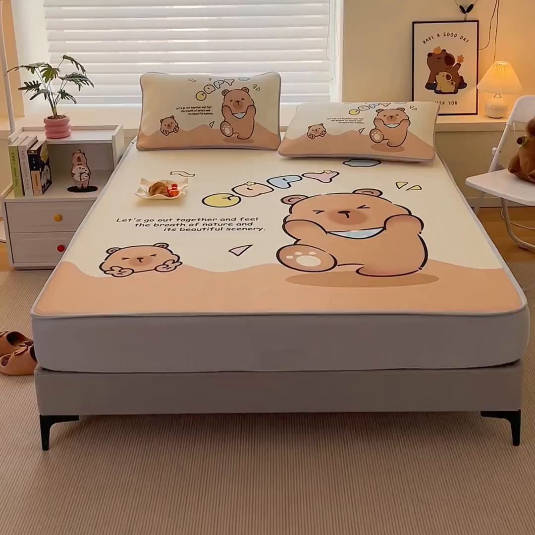 91家纺网 家纺一手货源 找家纺 蘭菲家纺 2025新款凉感丝卡皮巴拉凉席 熊巴拉