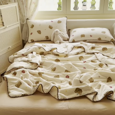 91家纺网 家纺一手货源 找家纺 星巴k家纺 2025新款春夏云感双层纱A类母婴级三角针夏被贝壳边夏凉被贝壳绣【可提供买家秀】 贝壳绣-樱桃小熊