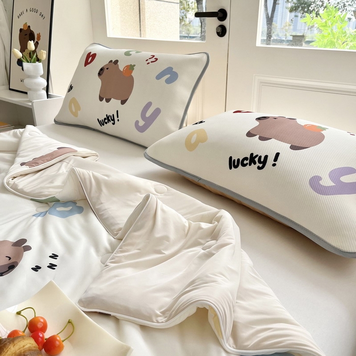 91家纺网 家纺一手货源 找家纺 蘭菲家纺 2025新款凉感丝卡皮巴拉夏被 皮小萌