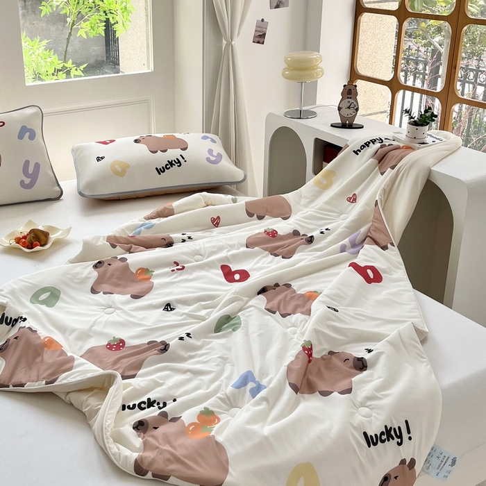 91家纺网 家纺一手货源 找家纺 蘭菲家纺 2025新款凉感丝卡皮巴拉夏被 皮小萌