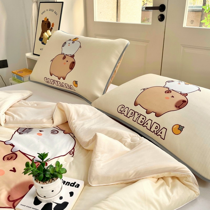 91家纺网 家纺一手货源 找家纺 蘭菲家纺 2025新款凉感丝卡皮巴拉夏被 沉浸式