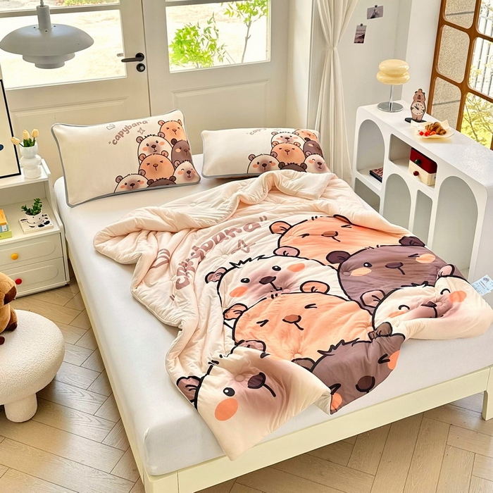 91家纺网 家纺一手货源 找家纺 蘭菲家纺 2025新款凉感丝卡皮巴拉夏被 豚一家