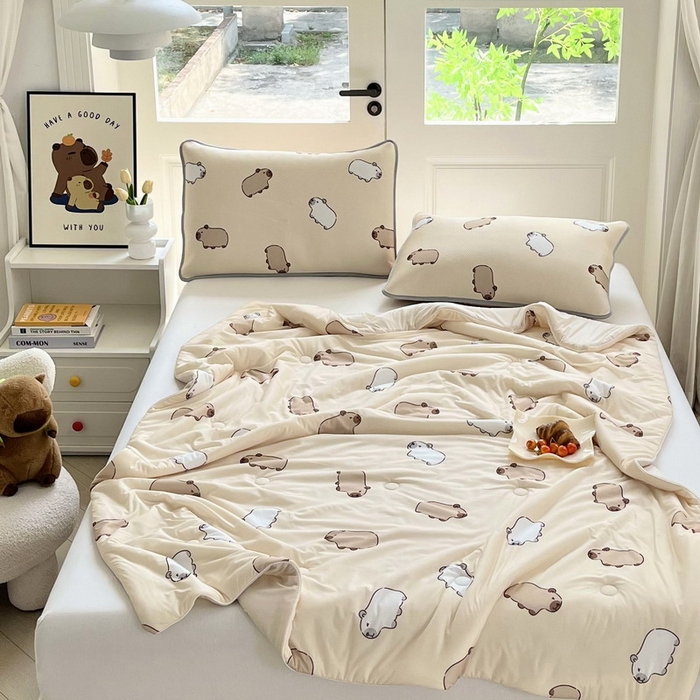 91家纺网 家纺一手货源 找家纺 蘭菲家纺 2025新款凉感丝卡皮巴拉夏被 小奶豚