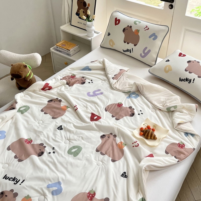 91家纺网 家纺一手货源 找家纺 蘭菲家纺 2025新款凉感丝卡皮巴拉夏被 皮小萌