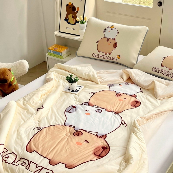 91家纺网 家纺一手货源 找家纺 蘭菲家纺 2025新款凉感丝卡皮巴拉夏被 沉浸式