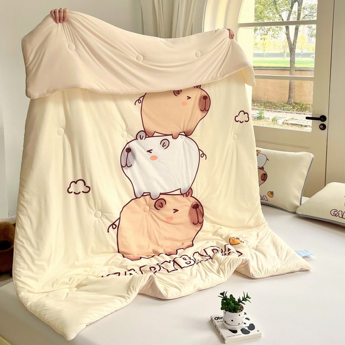 91家纺网 家纺一手货源 找家纺 蘭菲家纺 2025新款凉感丝卡皮巴拉夏被 沉浸式