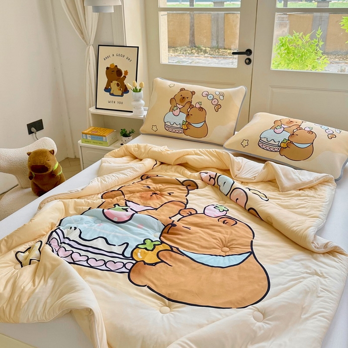 91家纺网 家纺一手货源 找家纺 蘭菲家纺 2025新款凉感丝卡皮巴拉夏被 爱皮卡