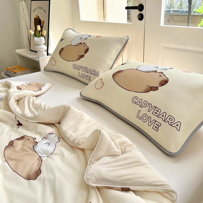 91家纺网 家纺一手货源 找家纺 蘭菲家纺 2025新款凉感丝卡皮巴拉夏被 陪伴拉