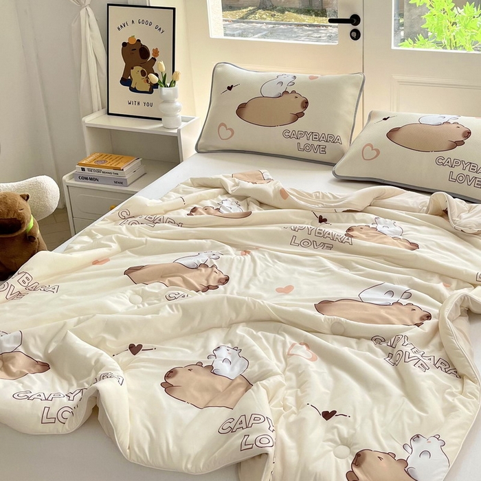 91家纺网 家纺一手货源 找家纺 蘭菲家纺 2025新款凉感丝卡皮巴拉夏被 陪伴拉