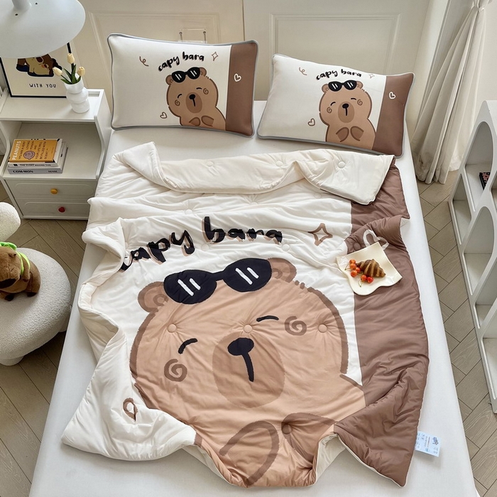 91家纺网 家纺一手货源 找家纺 蘭菲家纺 2025新款凉感丝卡皮巴拉夏被 皮小蛋